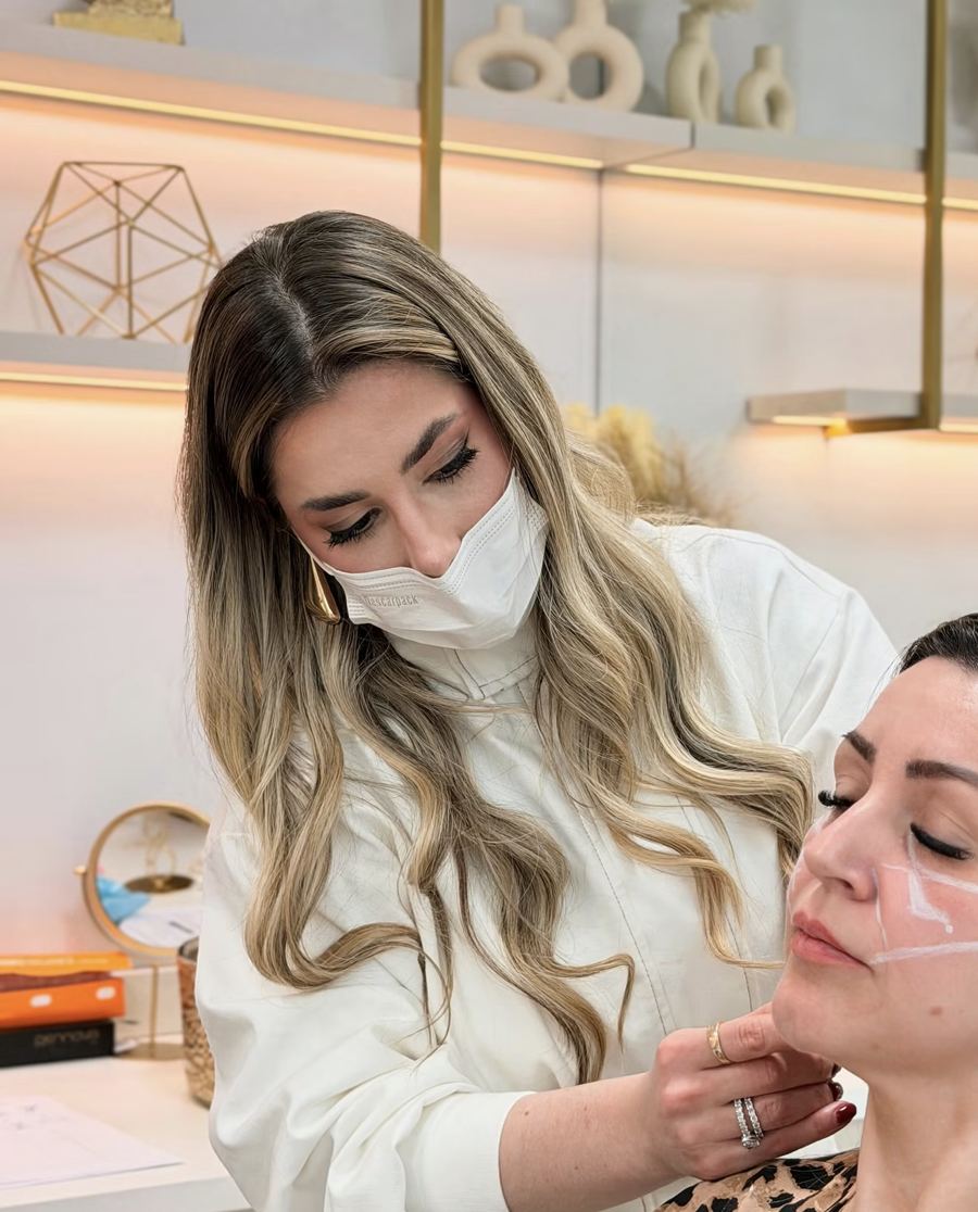 Dra. Elorah realizando um procedimento de harmonização facial