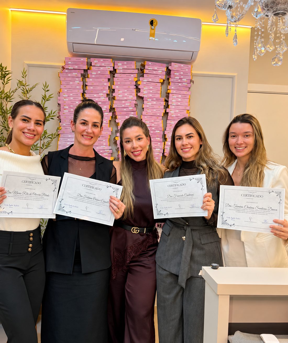 Alunas da Mentoria VIP com seus certificados ao lado da Dra. Elorah